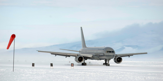 A RNZAF Boeing 757 touches down at Pegasus runway on the Ross Dependency. Boeing is said to be close to announcing a new aircraft to succeed the 757 jetliner. Photo / NZPA