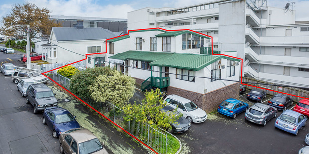 A boarding house at 8 Nixon St, Newton, with the property for sale outlined by a red border.