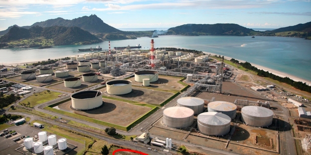 NATURAL GAS GUZZLER: The Marsden Point refinery has been chewing through cheap Taranaki gas.PHOTO/FILE