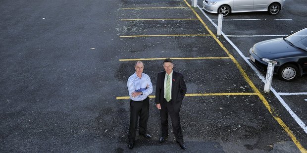 Bay of Plenty Polytechnic, University of Waikato and Te Wananga o Awanuiarangi joining for new tertiary campus. Andrew Coker, left and Tauranga mayor Stuart Crosby.