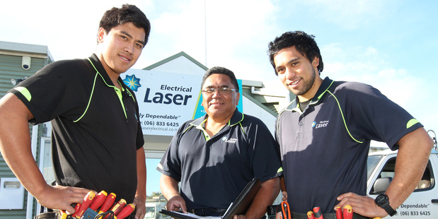 SPARKED: Laser Electrical franchise owner Paul Manaena (C) is looking at putting his son Reihana (R) through The Icehouse programmes, pictured with apprentice Phillip McRoberts.
PHOTO/DUNCAN BROWN