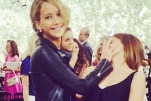 Jennifer Lawrence palm strikes Emma Watson during a photo. Photo/Twitter