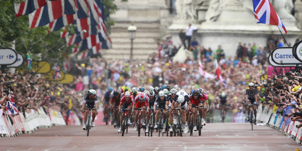 The pack with Stage winner Marcel Kittel of Germany sprints down The Mall as Buckingham Palace is seen in the rear. Photo / AP