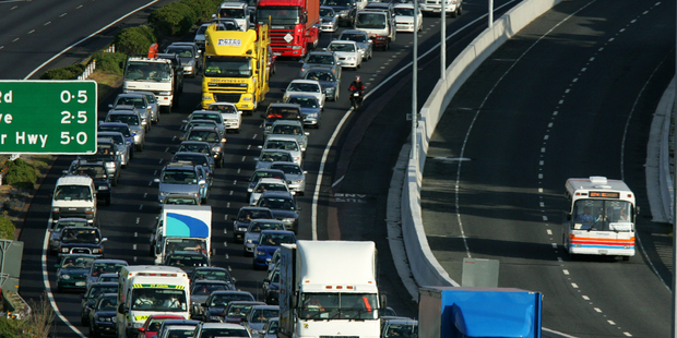 Buses make their way along the Northern Busway as car commuters crawl into the city. An extension to the busway has been ditched in an $815m package. Photo/ NZ Herald