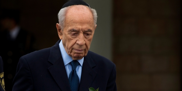 Shimon Peres places a wreath next to Ariel Sharon's coffin outside the Knesset yesterday. Photo / AP