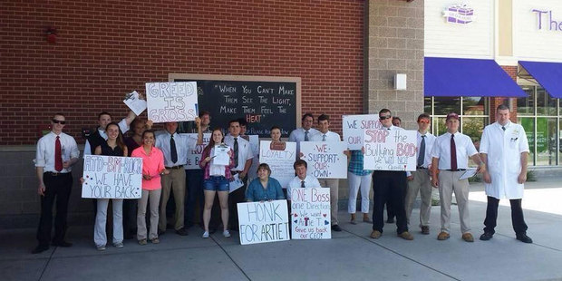 Market Basket employees protest the exit of their ousted CEO, Arthur T. Demoulas. Photo / Twitter @_Fem_Shep