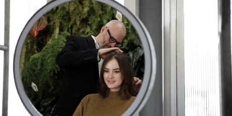 Stephen Marr styles a client's hair in his Takapuna salon. Photo / Babiche Martens.