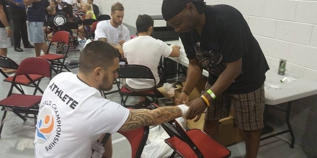 GOOD EXPERIENCE: Riini Apo (left) preparing for a fight in Las Vegas.PHOTO/SUPPLIED