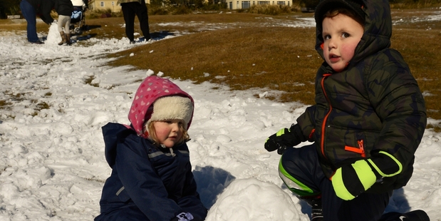 Mackenzie Rielly-Milne and Max Colville playing with the snow. Photo / Malcolm Pullman