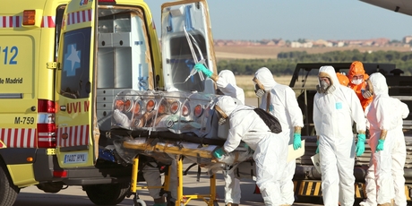 Aid workers and doctors transfer Miguel Pajares, a Spanish priest who was infected with the Ebola virus while working in Liberia, to an ambulance near Madrid. Photo / AP