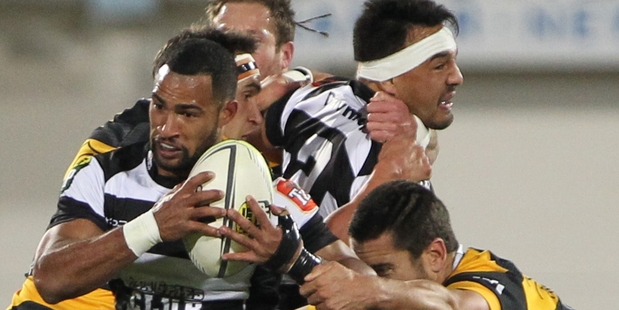 HANGING TOUGH: Magpies Ryan Tongia (with ball) finds a reliable ally in hooker Ash Dixon in the upset win over Taranaki last night. PHOTO/Duncan Brown