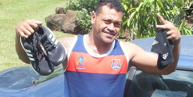 Sonny Bill Williams' training session in Apia ended with the league star giving his
shoes and socks to Toe Evile.