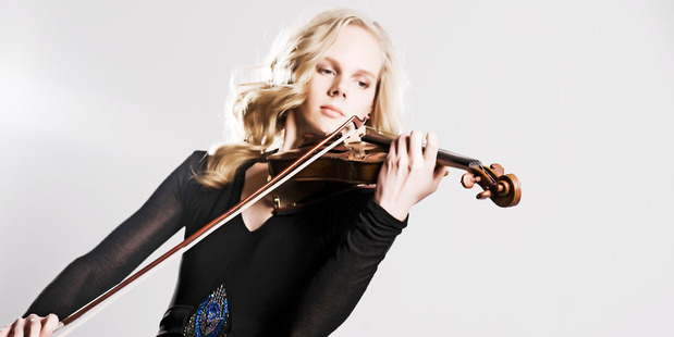 Simone de Lamsma's generous bow projected shapely lines over some compact orchestral playing.