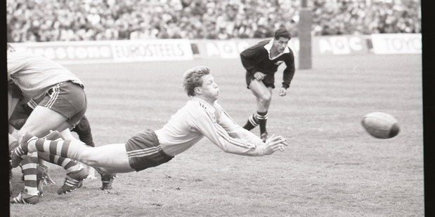 Nick Farr-Jones passes the ball during the final Bledisloe Cup test in 1986, which he says the Wallabies were confident of winning. Photo / Herald archive