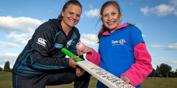 SUPPORT: White Ferns captain Suzie Bates presents a signed cricket bat to Nakita Griffiths, 15, for the Bay of Plenty@Heart kids.PHOTO/ANDREW WARNER