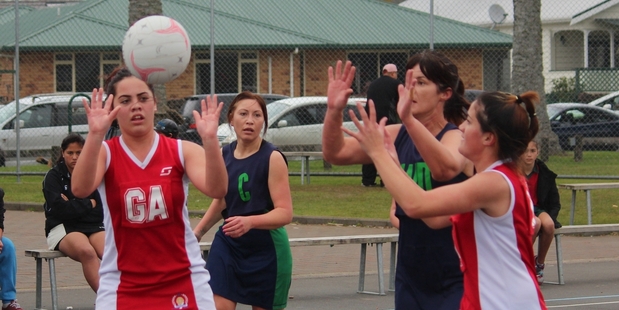 Lil Reihana (left), Manawanui Collegiate Red goal attack, passes to teammate Jacinda Branson as Craig's Firestone Marist wing defence Catherine Ryan looks to intercept. Photo / Judy McDonald