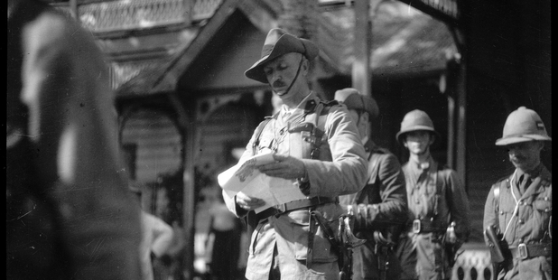 Lieutenant-Colonel Robert Logan reads out the proclamation at the courthouse. Photo / Alexander Turnbull Library