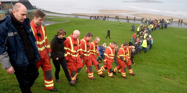 Volunteers in Edinburgh help search for missing Mikeel Kular, 3. His body was found yesterday. Photo / Getty Images