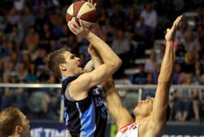 Tom Abercrombie shoots over Oscar Forman of the Hawks. Photo / Getty Images