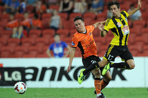 Devante Clut of the Roar competes for the ball with Albert Riera of the Phoenix. Photo / Getty Images