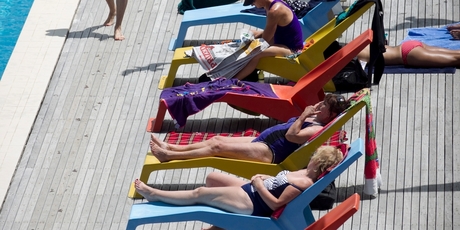 Aucklanders enjoy the hot weather at the Parnell Baths.Photo / Natalie Slade