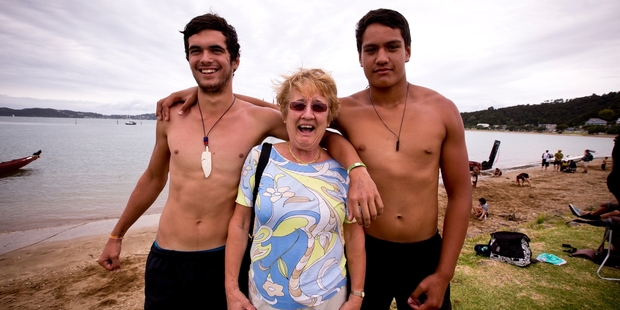 Denise Houghton, holidaying from the UK, with waka paddlers Billy Harrison (left) and Kaipo Brown. Photo / Dean Purcell