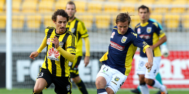 Wellington Phoenix midfielder Albert Riera suffered a suspected groin muscle tear at the end of practice today. Photo / Getty Images.