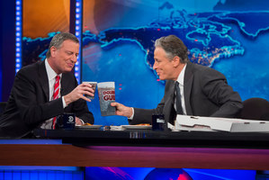 New York Mayor Bill de Blasio, left, shares pizza and soda with host Jon Stewart on Comedy Central's 'The Daily Show'. Photo / AP