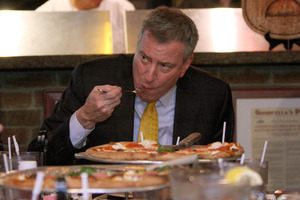 New York Mayor Bill de Blasio eats pizza with a fork at Goodfellas Pizza in the Staten Island borough of New York. Photo / AP