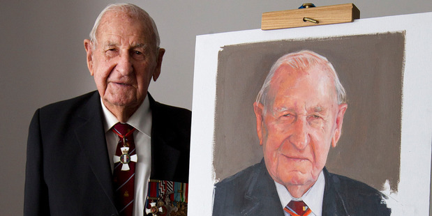 Les Munro pictured with a sketch done by Britain's Royal portrait painter, Richard Stone. Photo / Alan Gibson