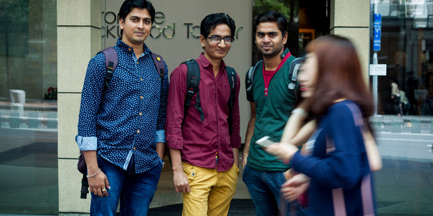 Індійські студенти (зліва направо) Джайсух Шіяні, 24, Гауранг Аджані, 22, і Крупал Пател, 22. Минулого року тут було на 76 відсотків більше нових студентів з Індії, ніж у 2012/13. Малюнок / Дін Перселл