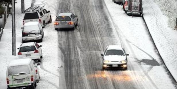 Cars struggle for traction on the ice in Wakari Rd. Photo / Gerard O'Brien, ODT