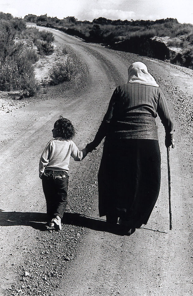 Whina Cooper and her granddaughter Irenee Cooper set off on a dusty Far North road for Parliament.