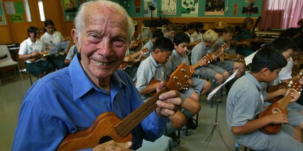 Bill Sevesi teaching kids the ukulele in 2004 (NZ Herald)