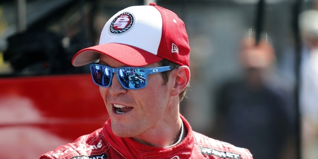 Dixon remained behind rival Juan Montoya until the last lap of the last race.