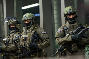 German special police protect the main train station in Munich after a terror attack warning. Photo / AP