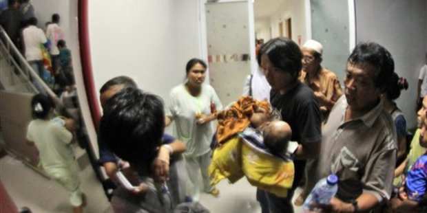 Patients return after temporarily left a hospital building following an earthquake in Padang, West Sumatra, Indonesia, Wednesday, March 2, 2016. Photo / AP