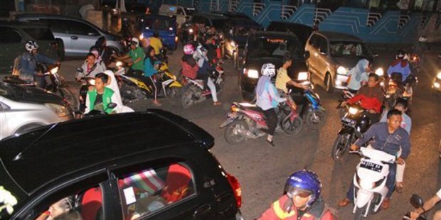 Chaotic traffic is seen on a street following a strong earthquake in Padang, West Sumatra, Indonesia, Wednesday, March 2, 2016. Photo / AP