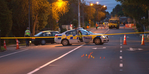 Police cordon at the corner of Huia Rd and East Tamaki Rd in Papatoetoe earlier this morning. Photo / Jason Oxenham