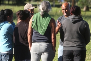 Inspector Warwick Morehu speaks with family members of the arrested man yesterday. Photo / Ben Fraser