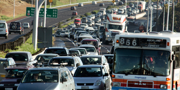 The Northern Motorway is busy coming into the city but quiet heading North in the early morning traffic chaos on the North Shore. 26 July 2007 Herald on Sunday Photograph by Janna Dixon NZH 14