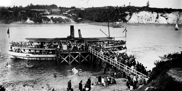 The Kestrel picks up passengers at Pine Island (now Herald Island) after a day's outing, 1910. Photo / Graham Stewart Collection