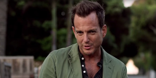 A scene from the TV show Flaked.