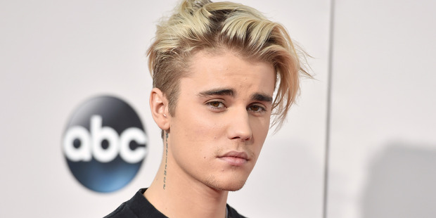 Justin Bieber has settled a case taken by a photographer who alleged the singer assaulted him in 2012, out of court.