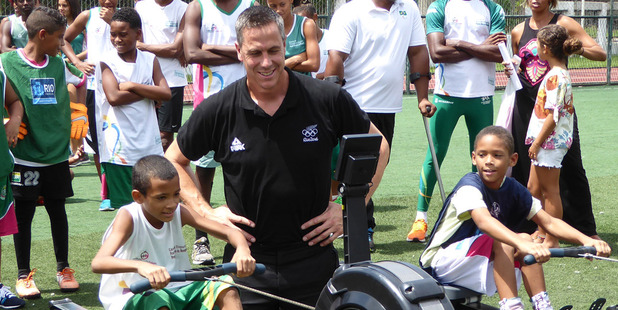 New Zealand Olympic Team Chef de Mission Rob Waddell presented two new rowing machines to the Mangueira community in Rio.