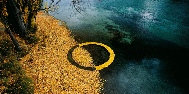 Autumn Leaf Circle, 2008. Clutha River, Wanaka, New Zealand. Photo / Martin Hill in collaboration with Philippa Jones