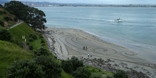 American artist Andres Amador and helpers raked a Maori design into the sand near the base of Mauao. Photo/John Borren