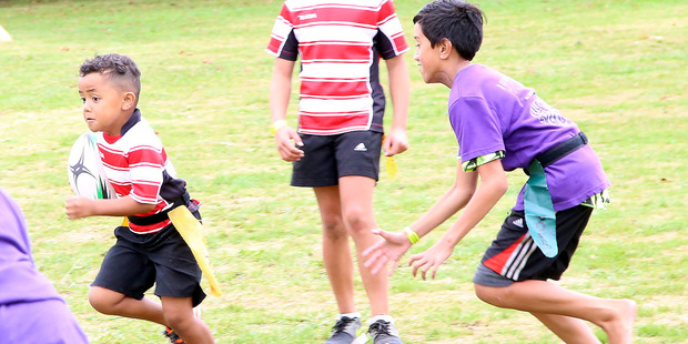 Te Mauri Lemisio gives the opposition the slip.
