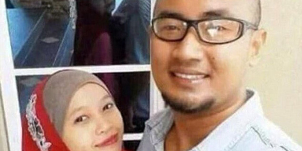 World's Creepiest Selfie Drives Internet Demented Over Ghostly Apparition