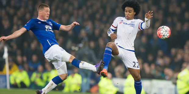 Everton's James McCarthy, left, fights for the ball against Chelsea's Willian during an English FA Cup quarter-final football match. Photo / AP